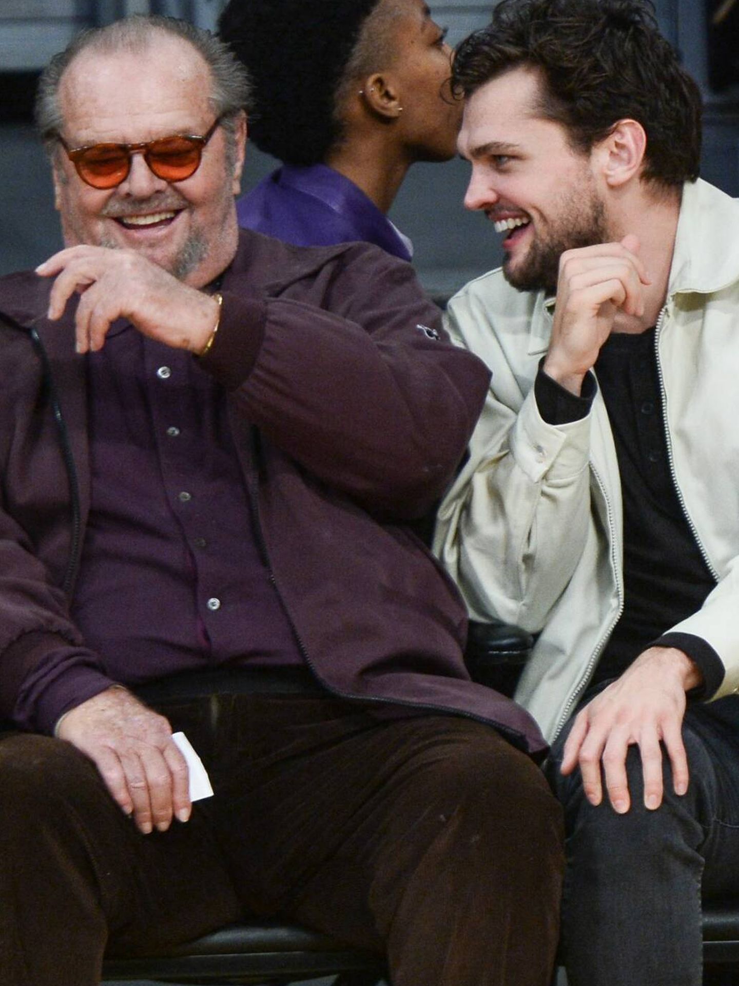 El actor riendo con su hijo Ray en un partido de los Lakers. (CP)