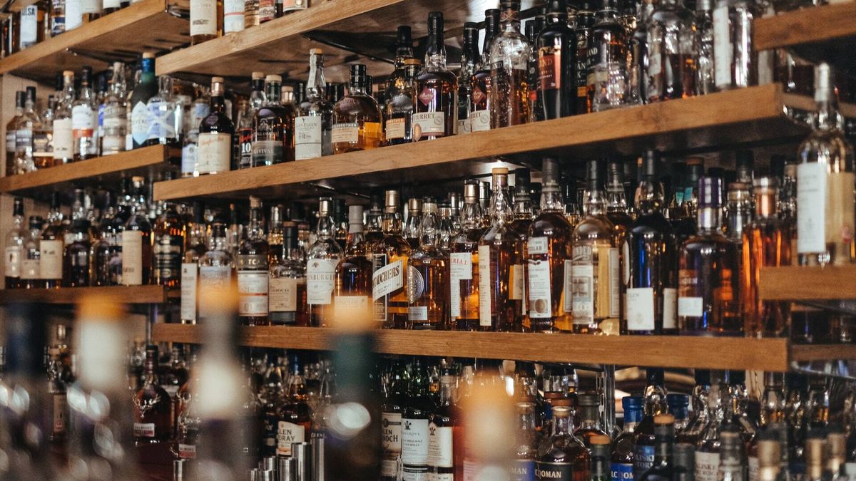 Coleccionaba botellas de whisky sin gustarle la bebida y logra venderlas décadas después