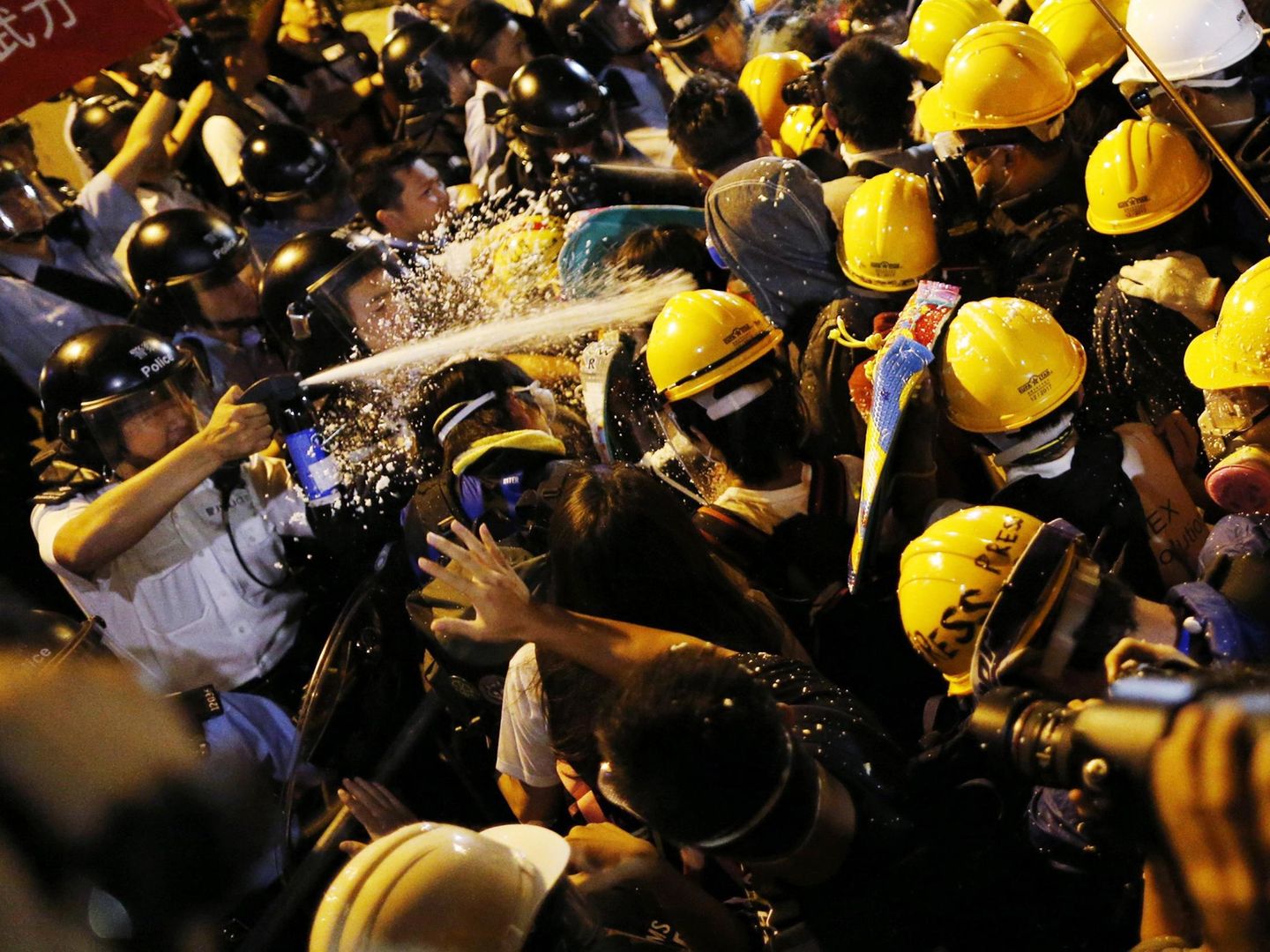 La policía usa gas pimienta contra manifestantes pro-democracia en Hong Kong durante la Revolución de los Paraguas (Reuters).