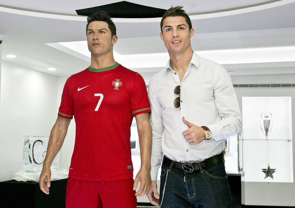 Foto: Cristiano Ronaldo posa con su réplica en la inauguración de su museo en Madeira. (Efe).