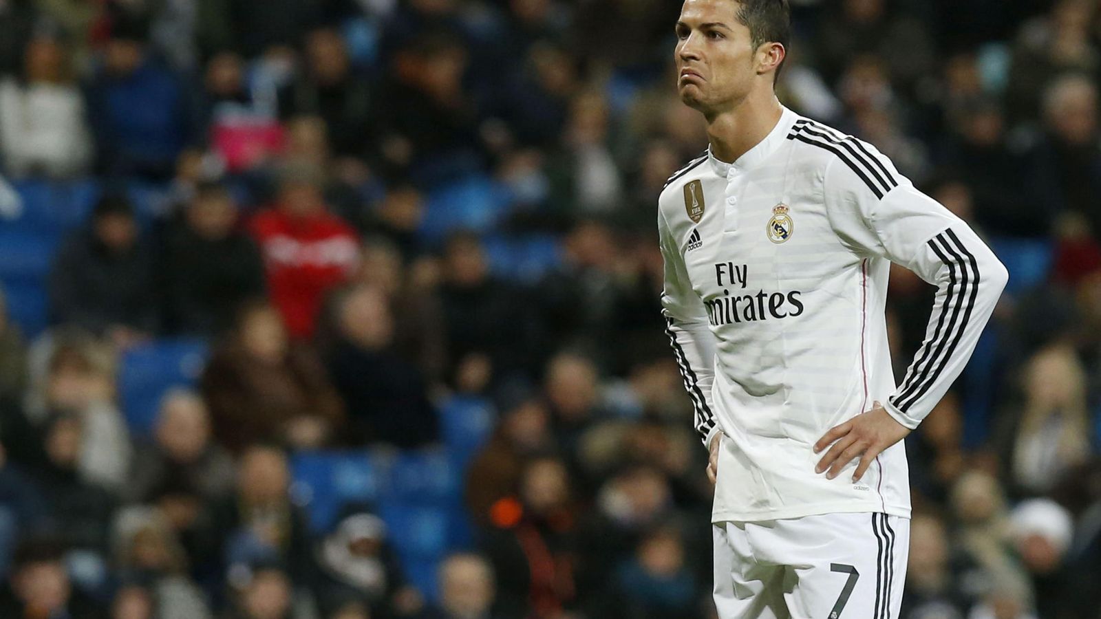 Foto: Cristiano con gesto de desaprobación durante el Real Madrid-Levante (EFE)