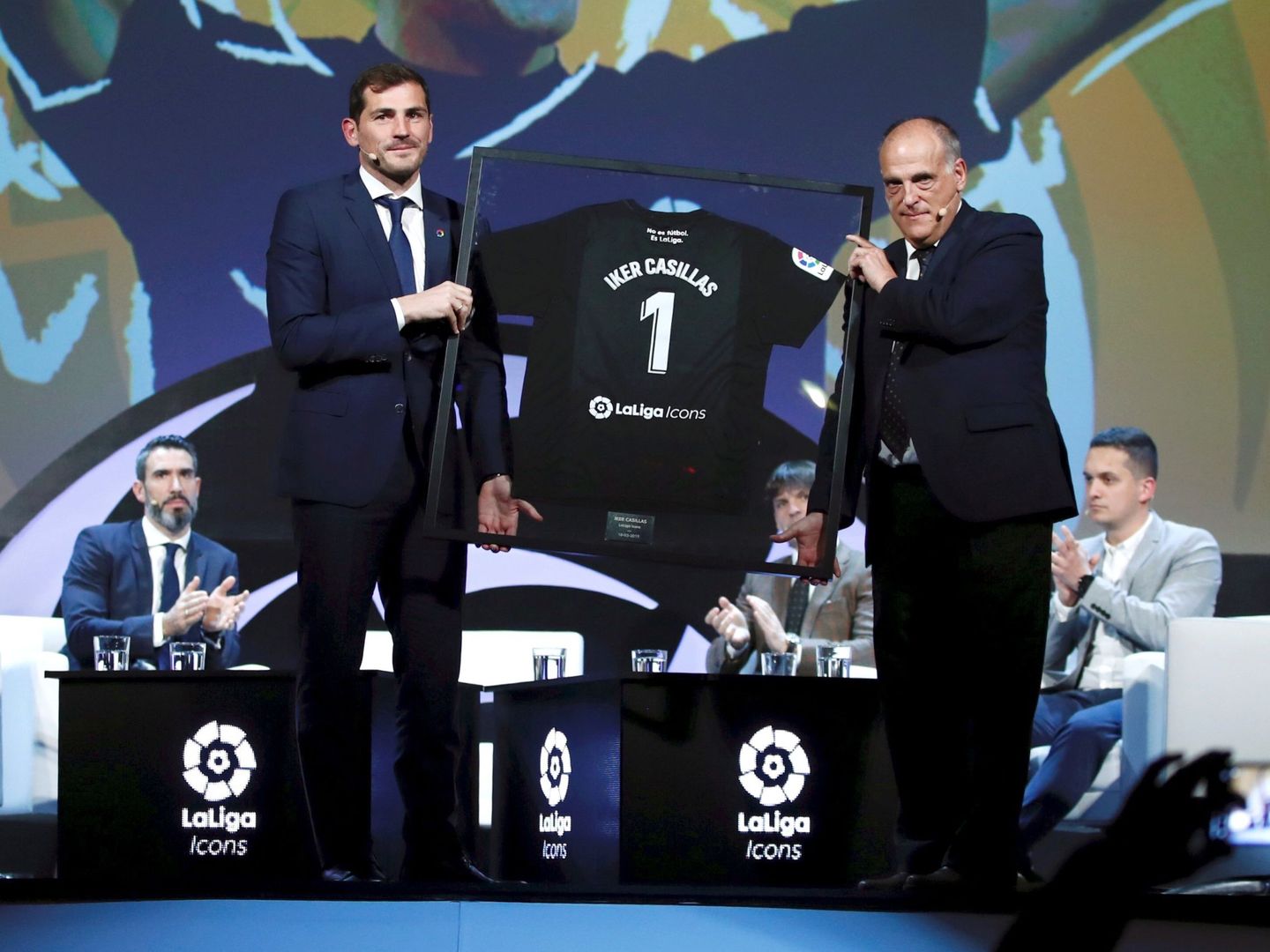 Iker Casillas y Javier Tebas, presidente de LaLiga, presentan el nuevo proyecto LaLiga Icons. (EFE)