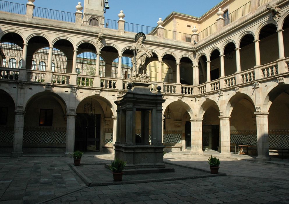 Foto: Patio de la Casa de Convalescència, sede del Instituto de Estudios Catalanes de la UAB. (Josep Renalias)