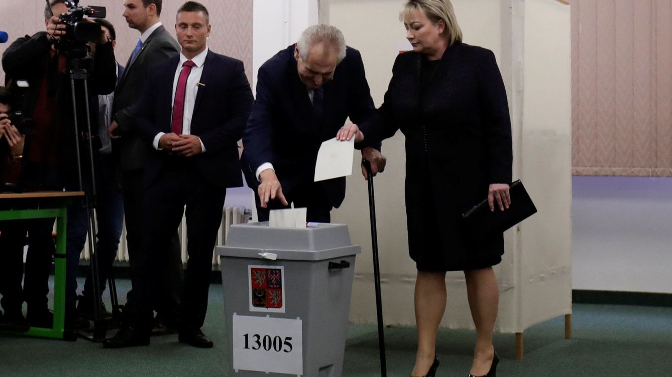 Foto: El presidente checo Milos Zeman y su esposa Ivana votan en un colegio electoral de Praga, el 12 de enero de 2018. (Reuters)