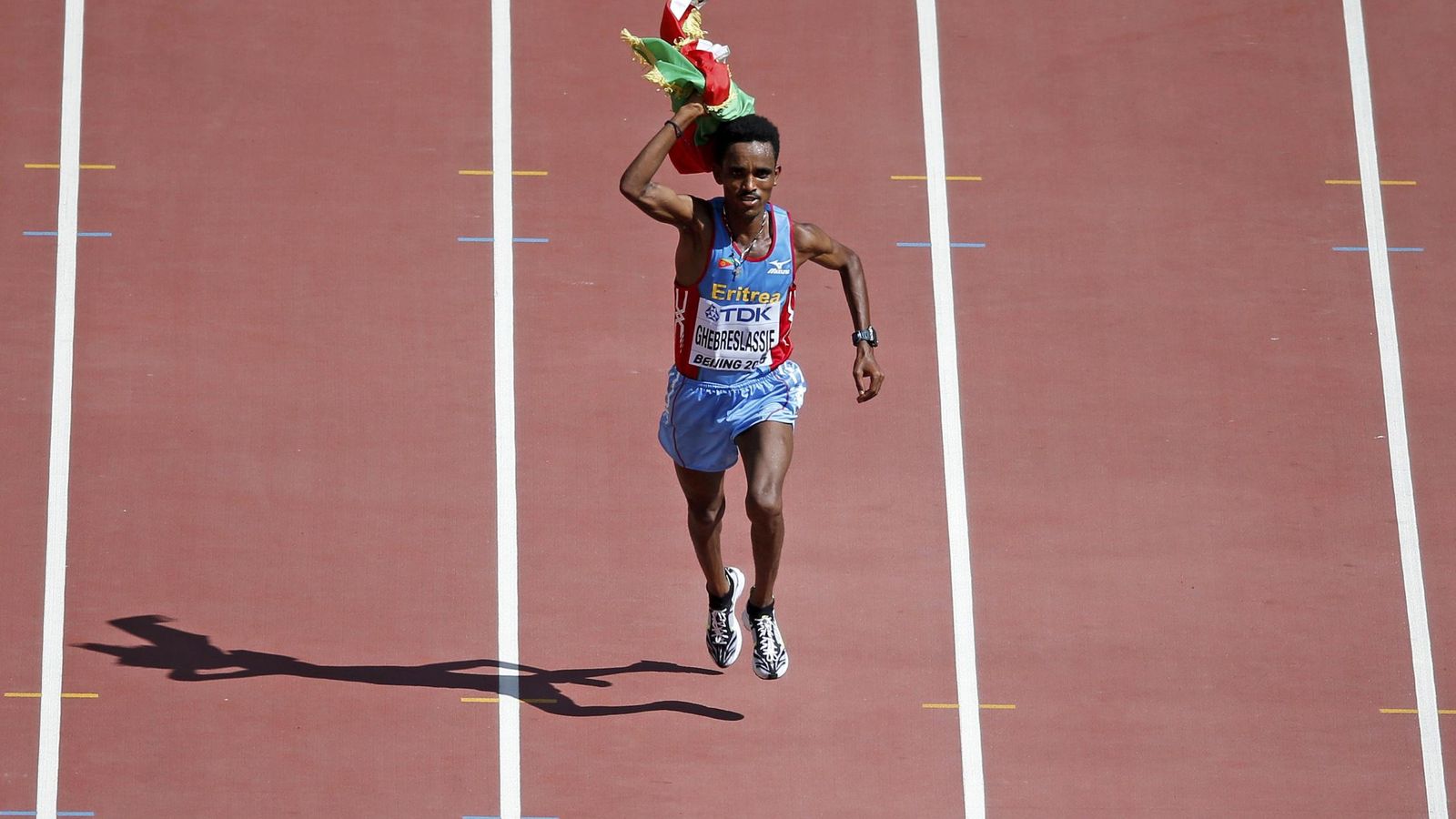 Foto: Ghebreslassie celebra en la pista del Nido su triunfo en el maratón (Reuters).