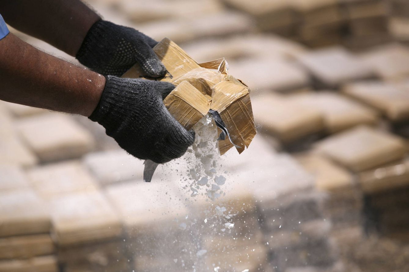Un policía prepara un cargamento de cocaína para su destrucción. (Reuters)