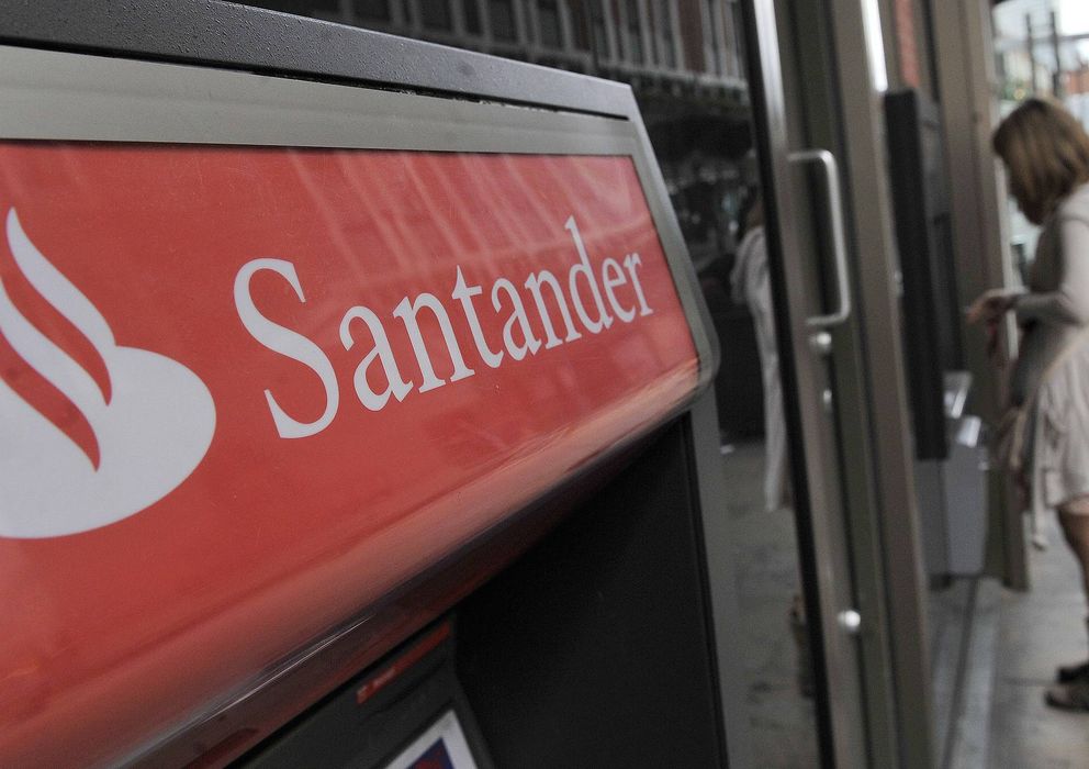 Foto: Imagen del cajero automático de una sucursal del Banco Santander (EFE)