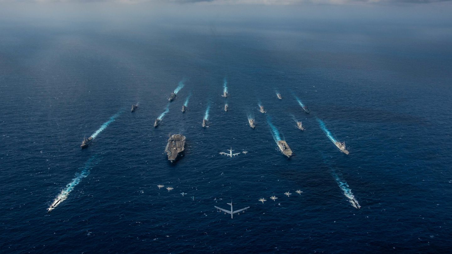 Portaaviones, buques, bombarderos y cazas estadounidenses durante unas maniobras. (Reuters)
