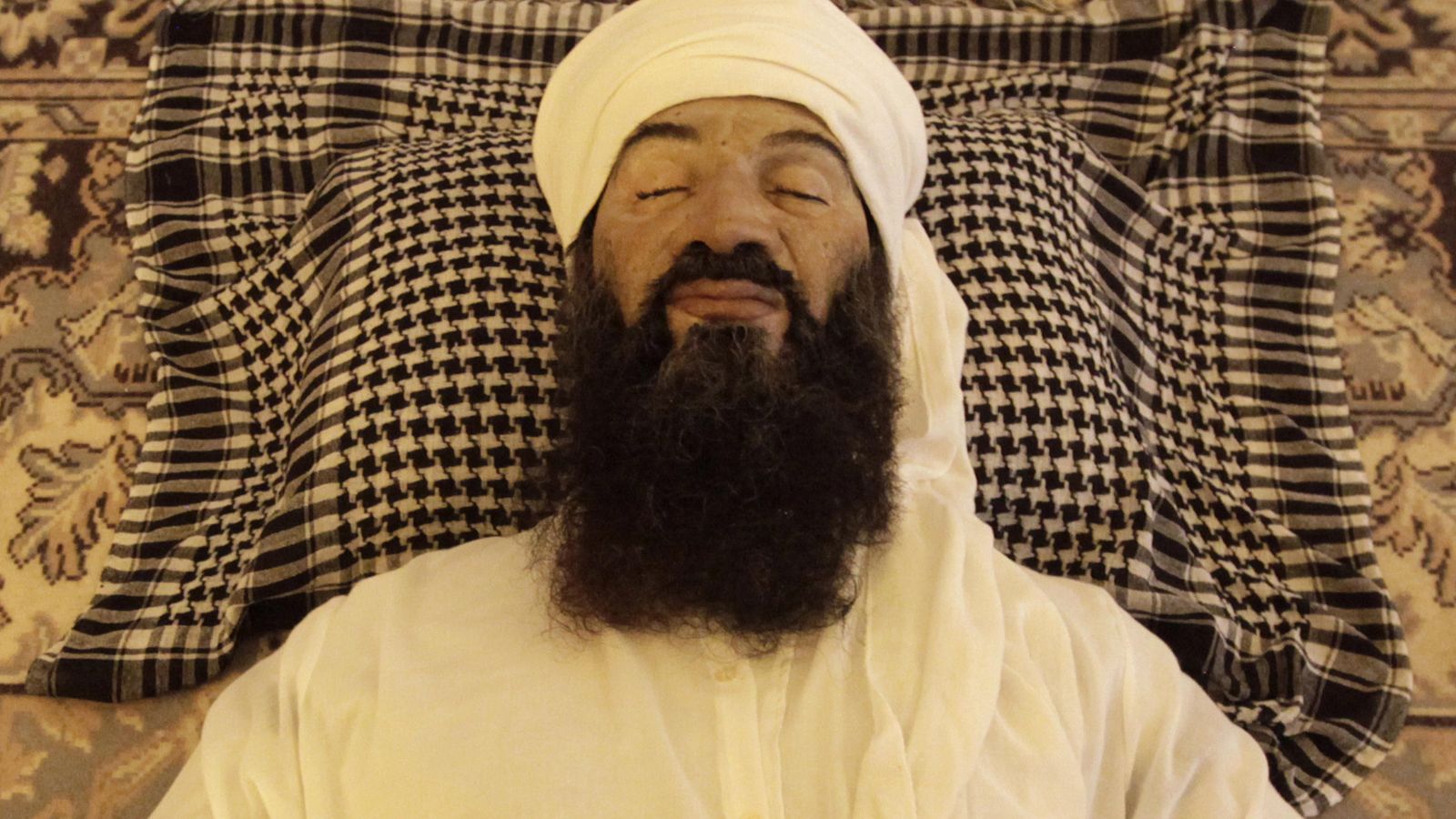 Foto: Una escultura recrea el cuerpo sin vida de Osama Bin Laden (Reuters)