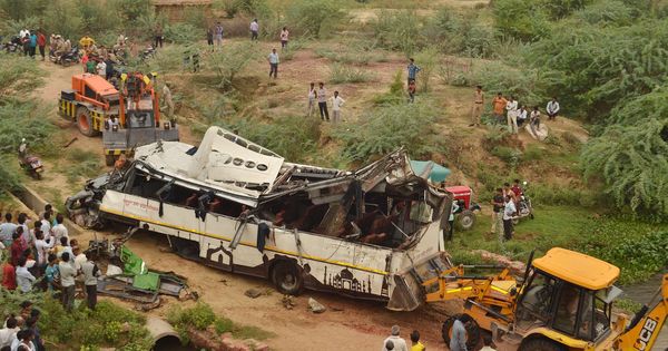 Foto: Acciones de rescate tras el accidente de autobús en la India. (EFE)