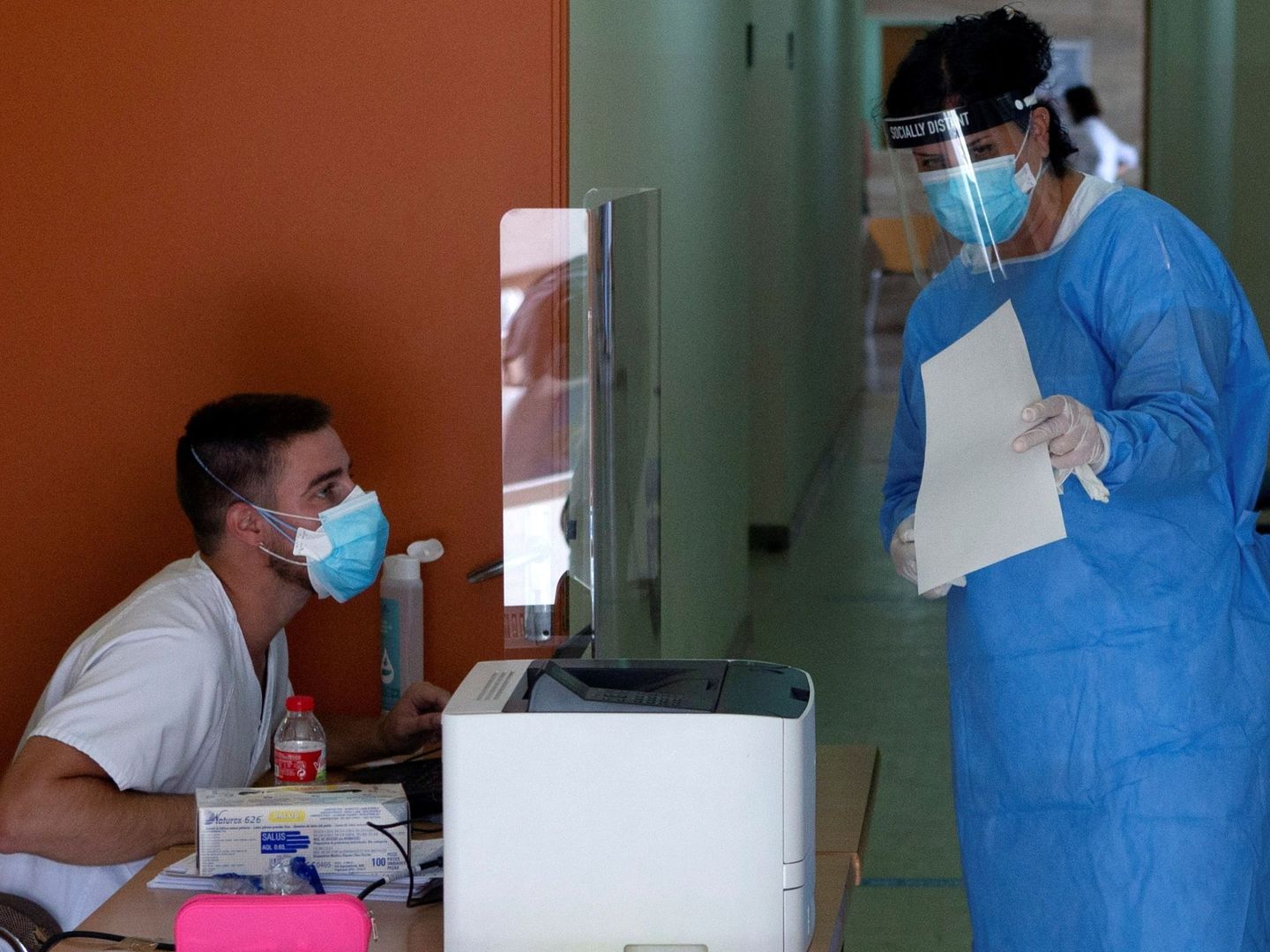 Personal sanitario prepara las pruebas PCR en la localidad de Santa Coloma de Gramenet (Cataluña). (EFE)