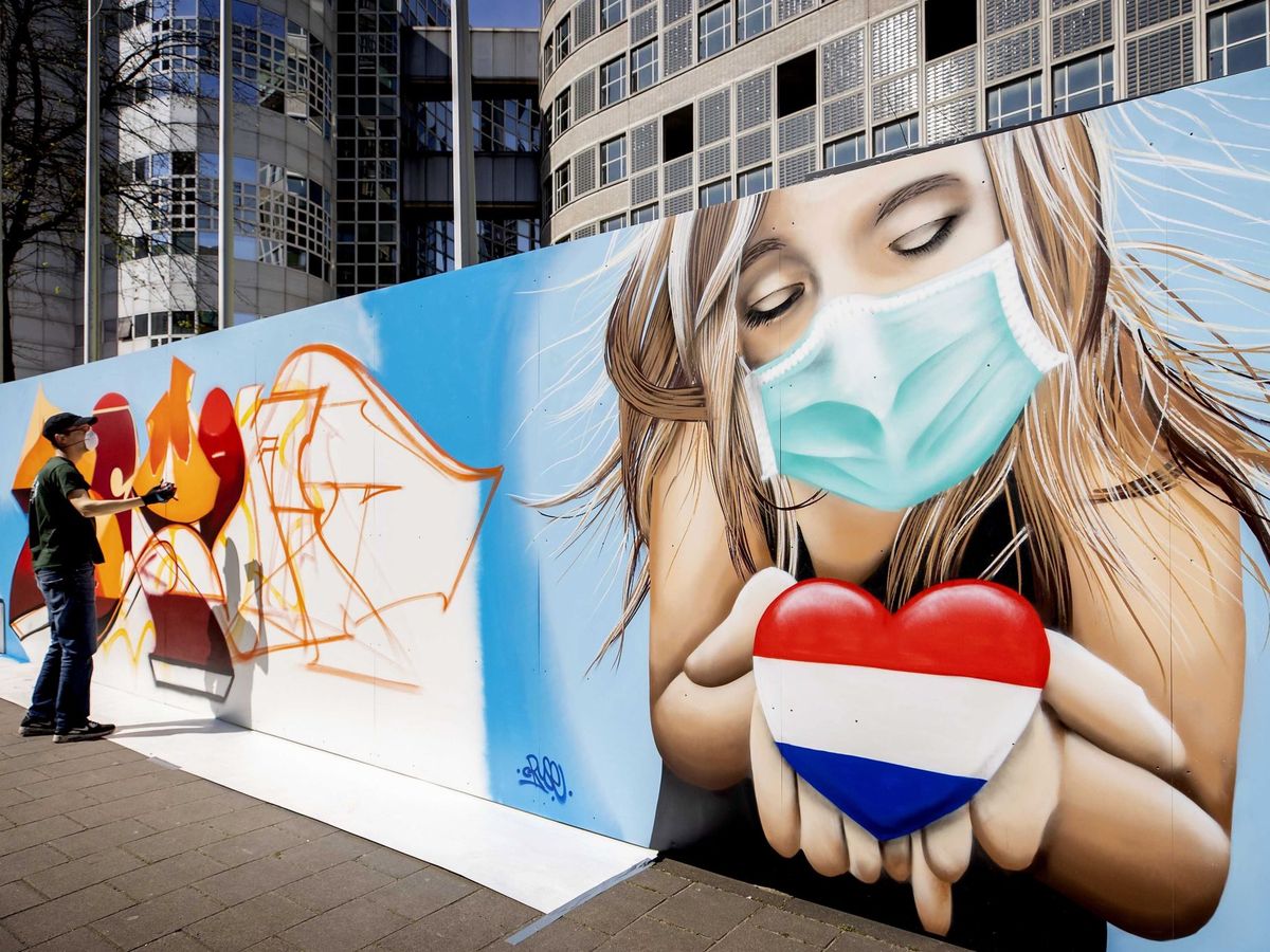 Foto: Mural callejero en apoyo a víctimas y trabajadores sanitarios del coronavirus. (EFE)