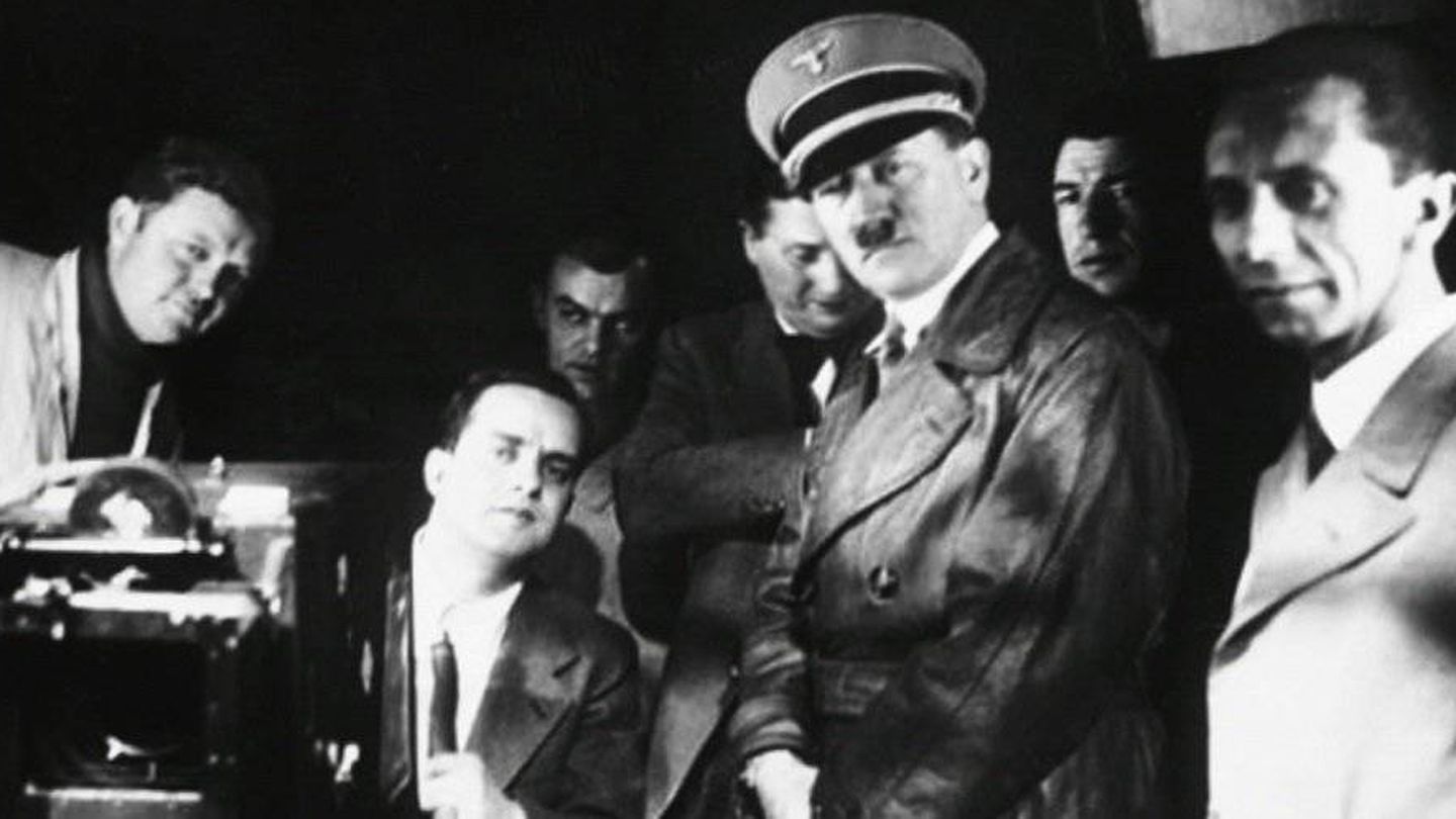Adolf Hitler y Joseph Goebbels en un momento del documental. (Premium Cine)
