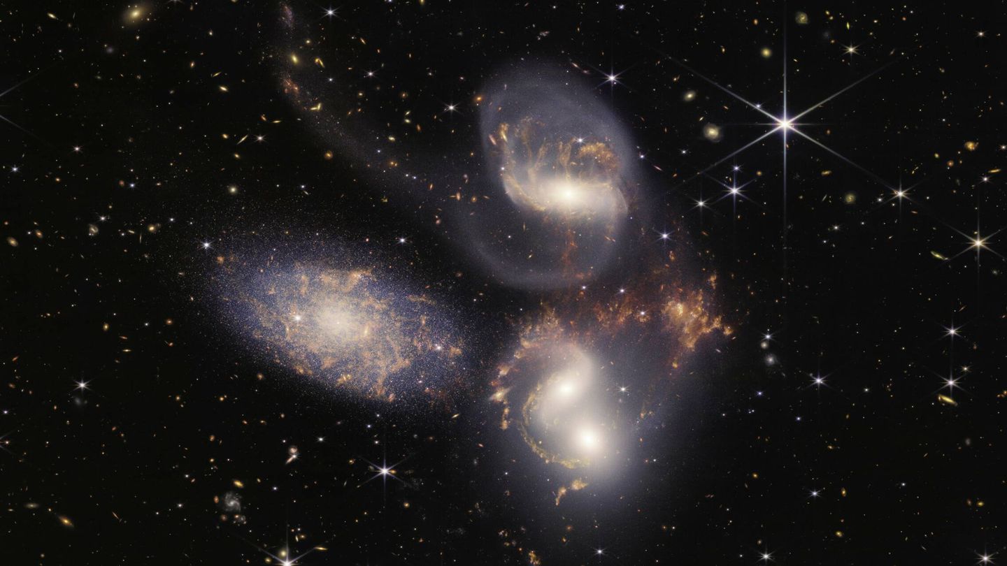 Ninguno de los modelos de materia oscura pueden explicar la galaxias en el Quínteto de Estefan ni el resto de galaxias espirales y finas tan comunes en el universo. (NASA)