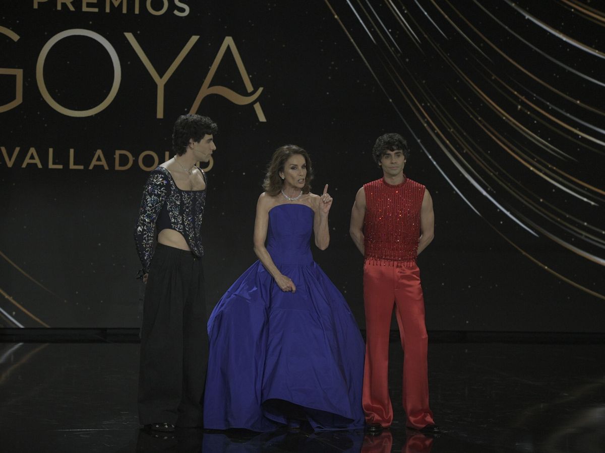 Foto: La actriz y cantante Ana Belén, junto a los directores de cine Javier Ambrossi  y Javier Calvo, durante la Gala de los Goya. EUROPA PRESS / José Oliva