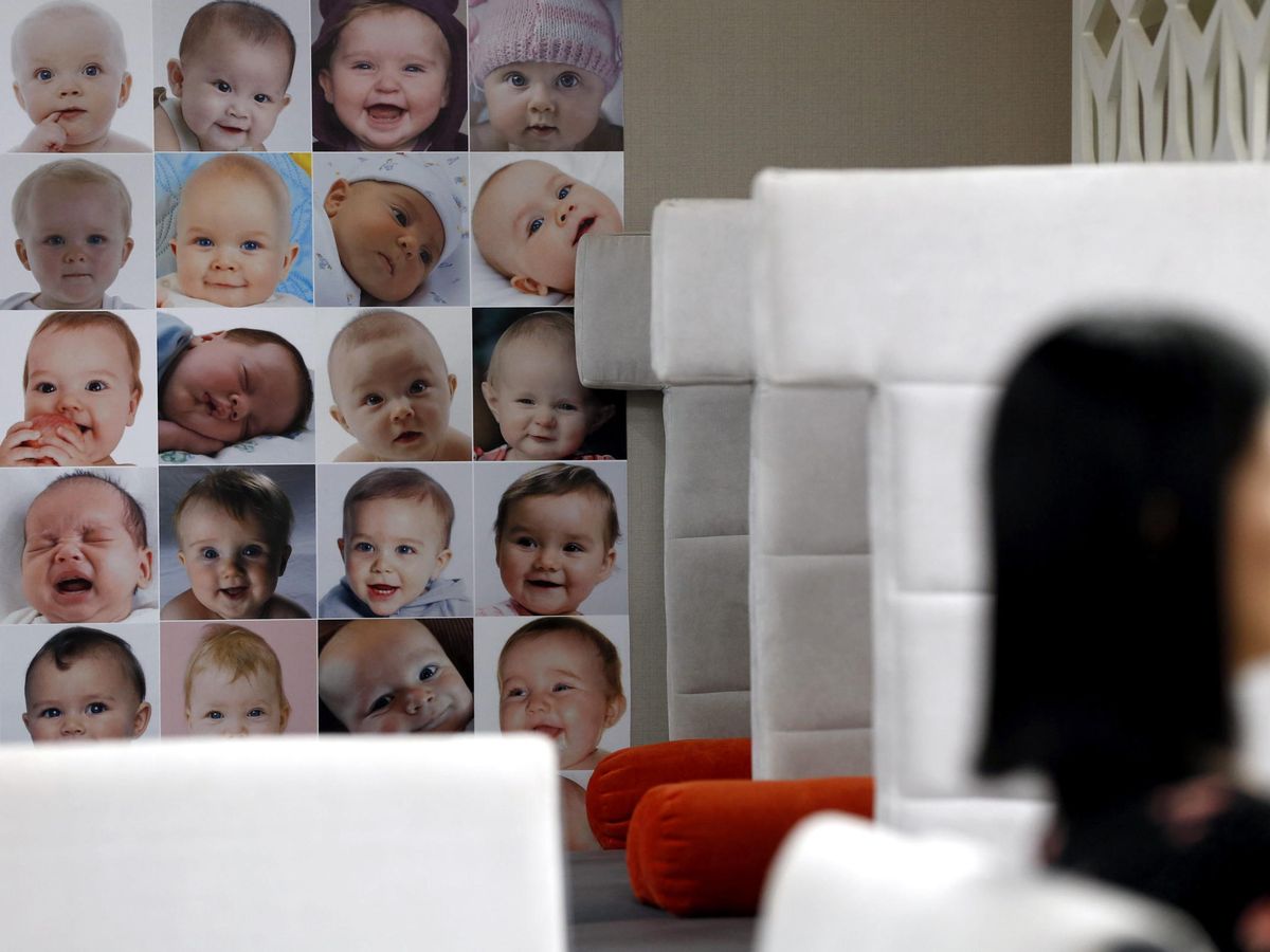 Foto: Decenas de retratos de bebés, en una clínica de fertilidad. (EFE/Rungroj Yongrit)