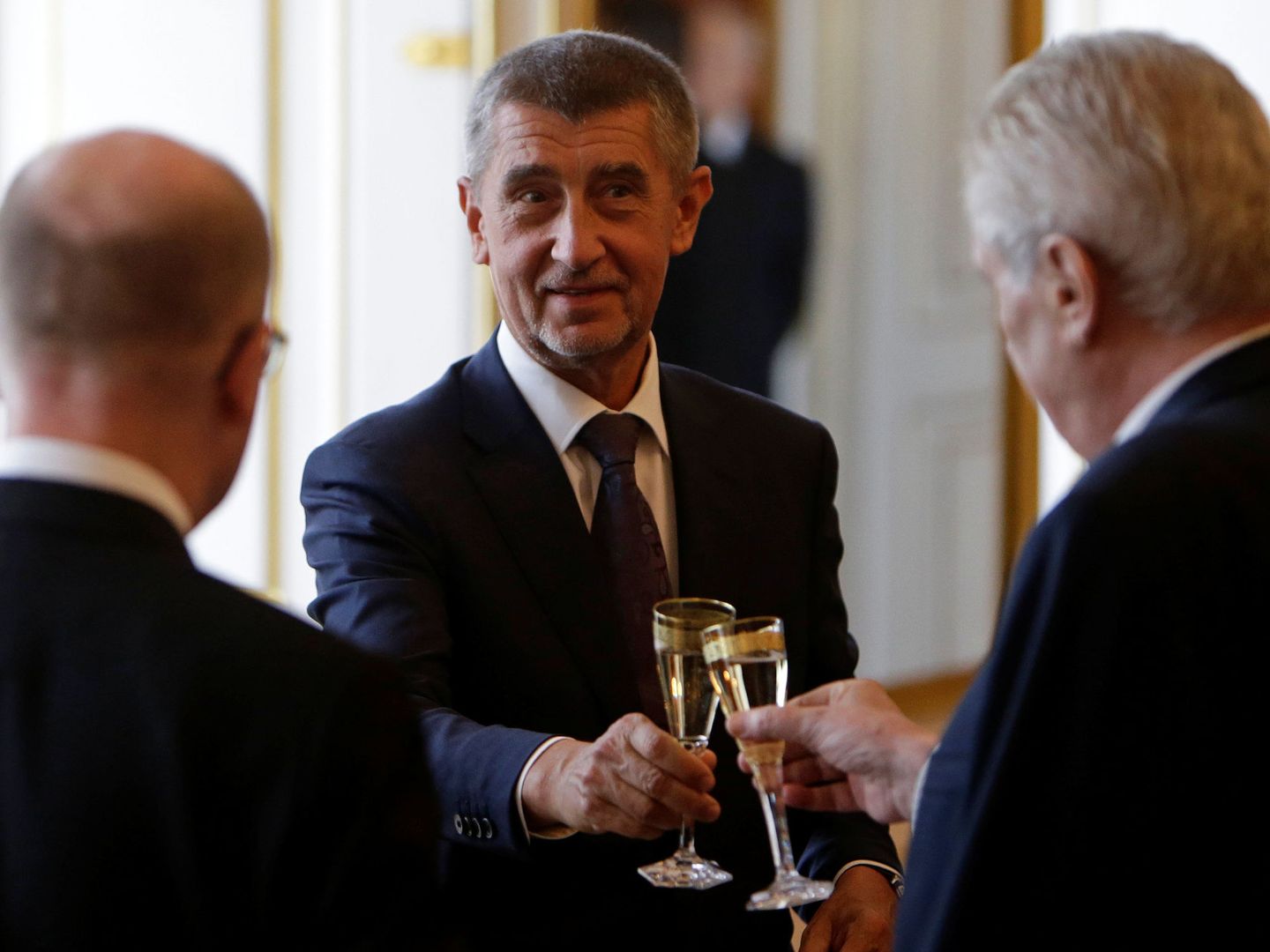 A. Babis en un brindis en el castillo de Praga con el primer ministro y el presidente. (Reuters)