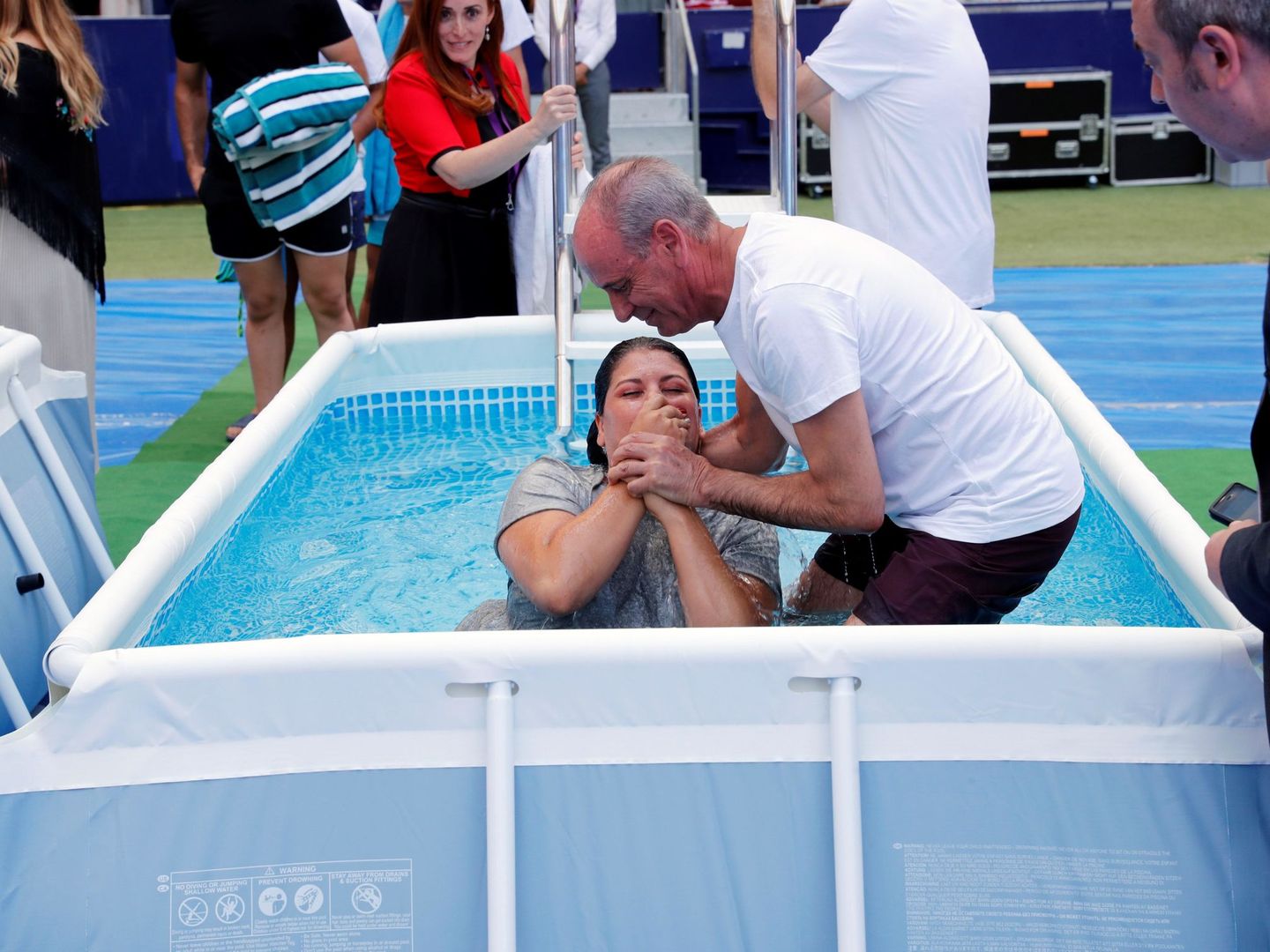 Una creyente es bautizada durante la asamblea internacional de los testigos de Jehová celebrada en el Wanda Metropolitano a la que asistieron 52.000 personas. (EFE)