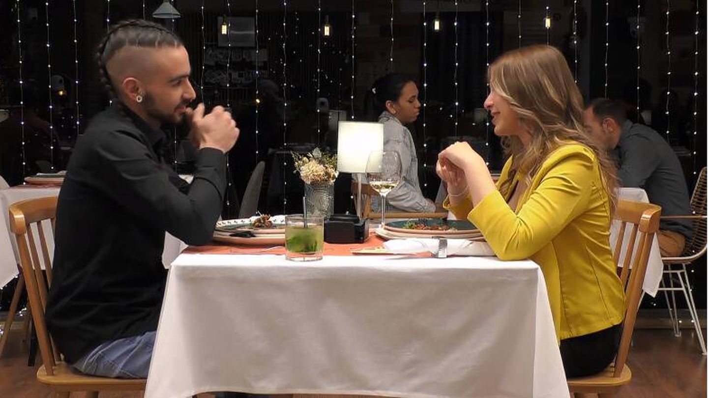 Carlos junto a María en 'First Dates'. (Mediaset)