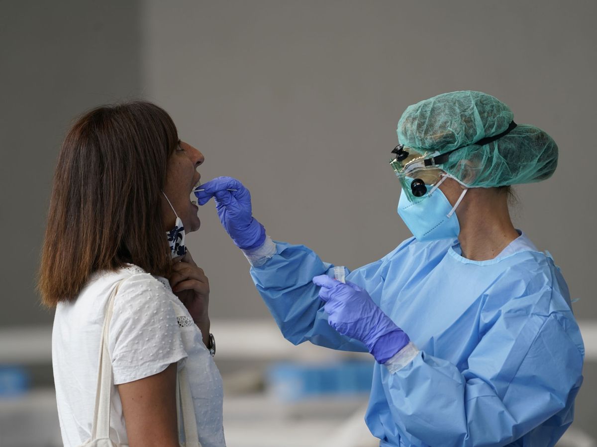 Foto: Una enfermera realiza un test de antígenos. (Reuters) 