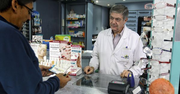 Foto: Un hombre compra un medicamento en una farmacia. (EFE)