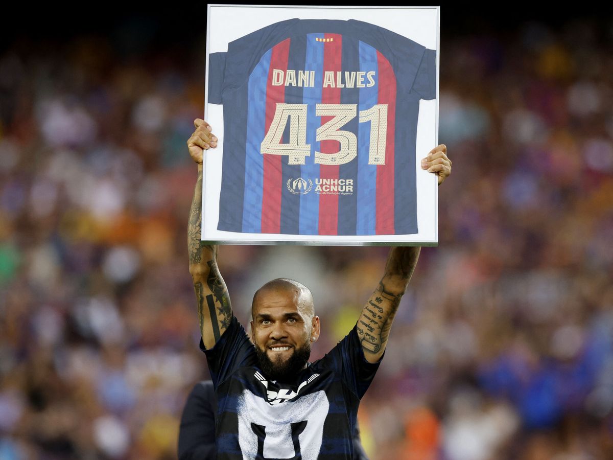Foto: Dani Alves, en el homenaje que le hizo el Barça en agosto. (Reuters/Albert Gea)
