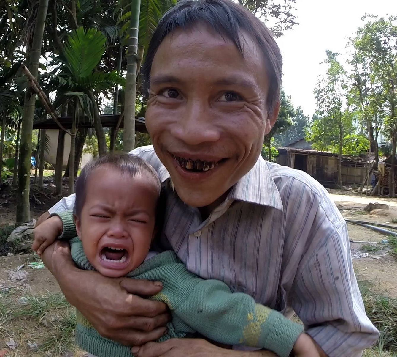 Ho Van Lang jugando con un niño, que no parece demasiado feliz (A. Cerezo)