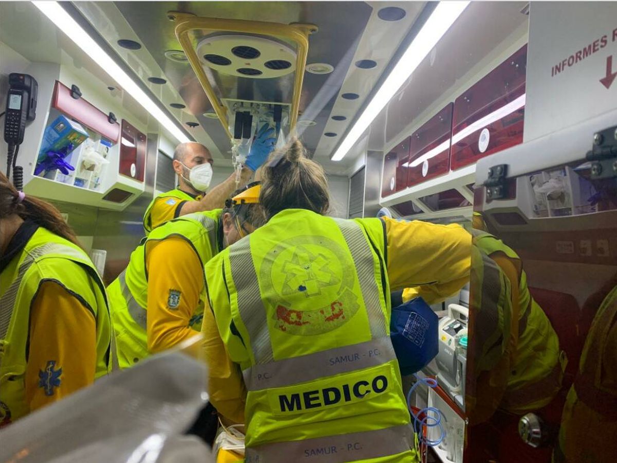 Foto: Los sanitarios atendiendo a la víctima tras el atropello. (Emergencias Madrid)