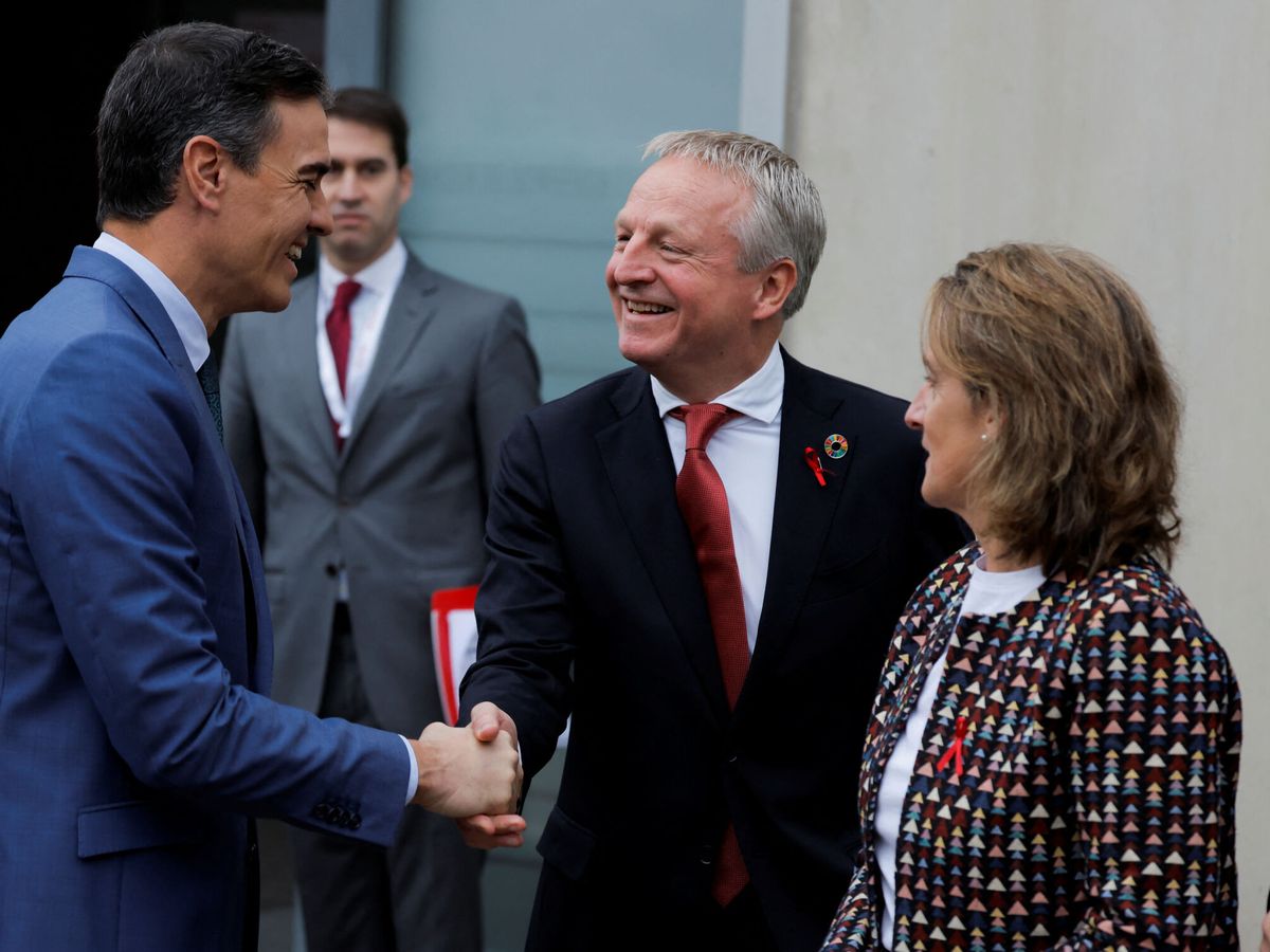 Foto: El CEO de Cepsa, Maarten Wetselaar, saluda al presidente del Gobierno, Pedro Sánchez