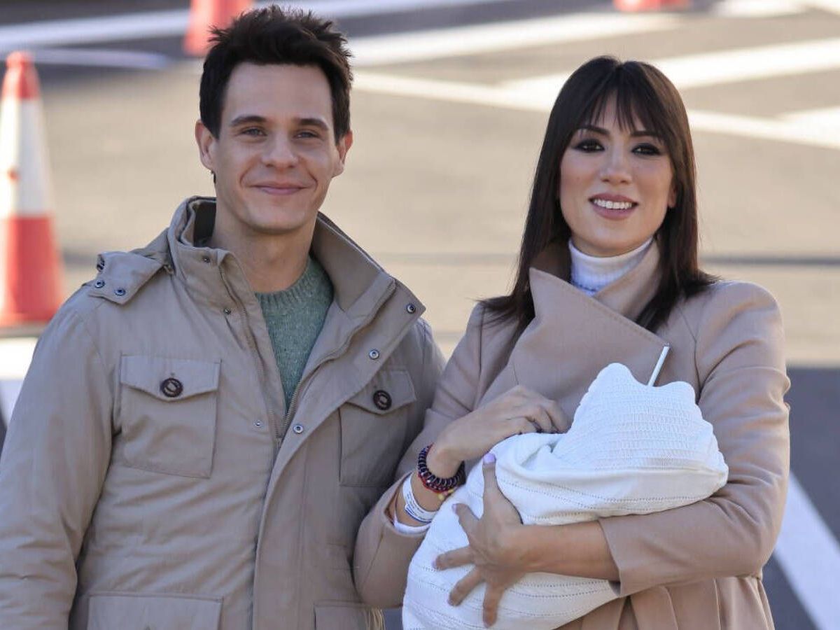 Foto: Patricia Pardo y Christian Gálvez, a la salida del hospital con Luca. (Gtres)