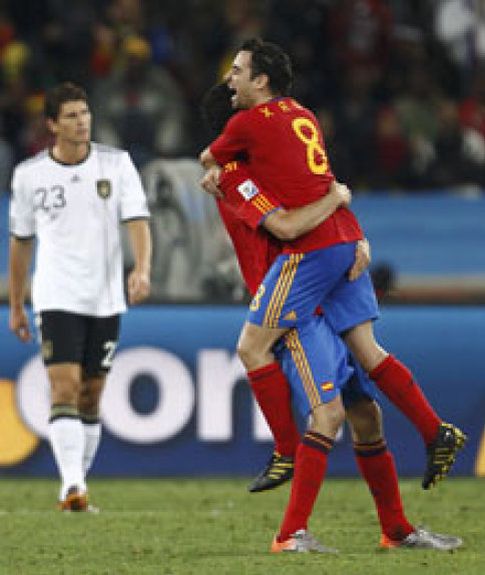Foto: Xavi se acuerda de la afición: "Dedico el triunfo a España"