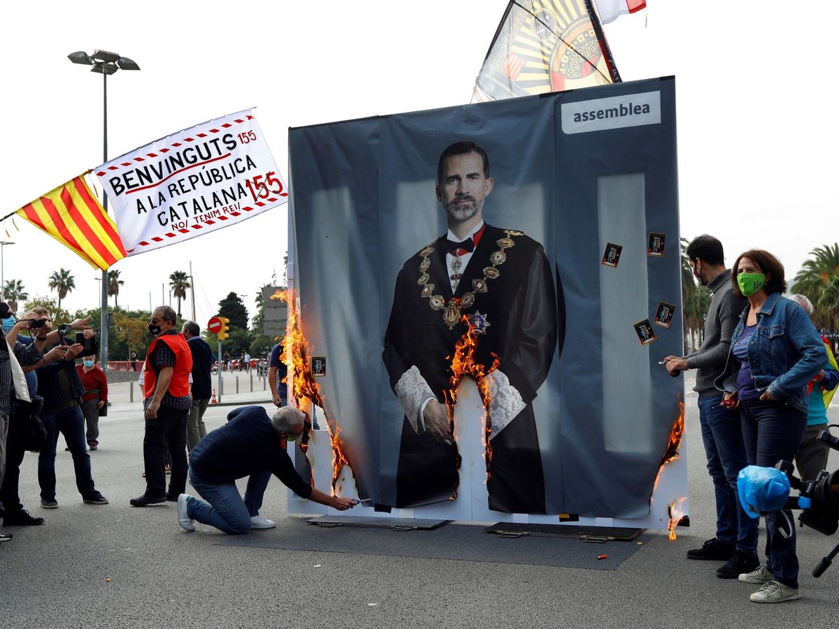 Foto: Miembros de la ANC queman una gran foto del Rey con gritos de "fuego al Borbón". (EFE)