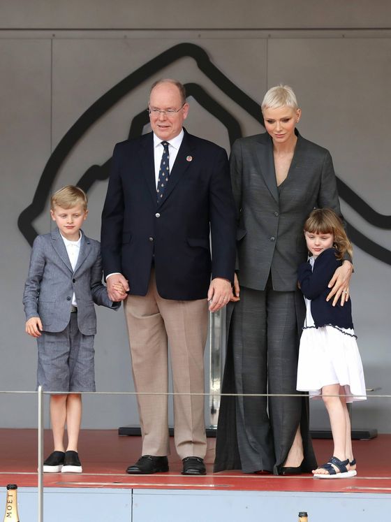 Charlène y Alberto, con sus hijos durante el E-Prix de Mónaco. (Cordon Press)
