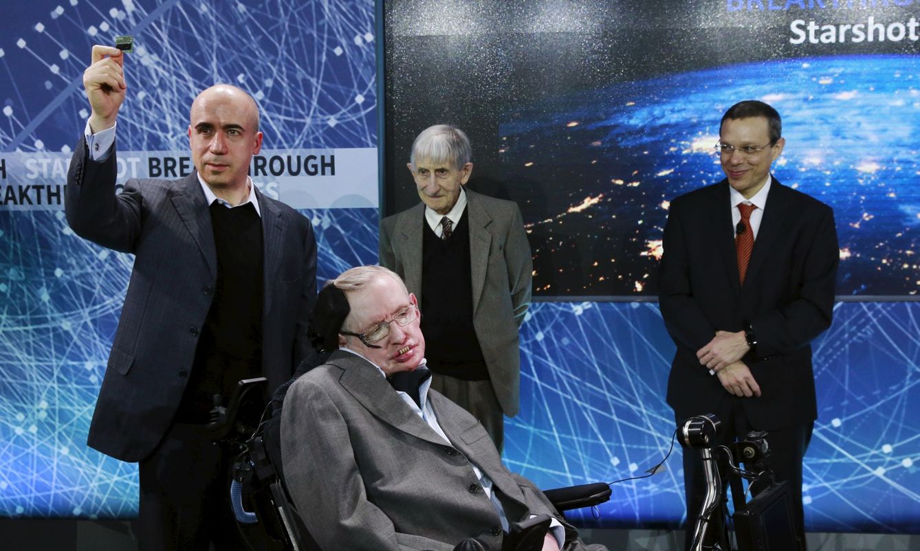 El físico Stephen Hawking, con el inversor Yuri Milner, el físico Freeman Dyson (centro), y el físico Avi Loeb durante el anuncio Breakthrough Starshot. (Reuters/Lucas Jackson)