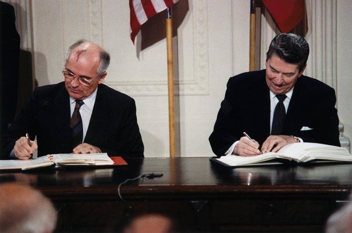 Mijaíl Gorbachov y Ronald Reagan firman el INF en Washington, el 8 de diciembre de 1987. (Fuente: Wikimedia Commons)