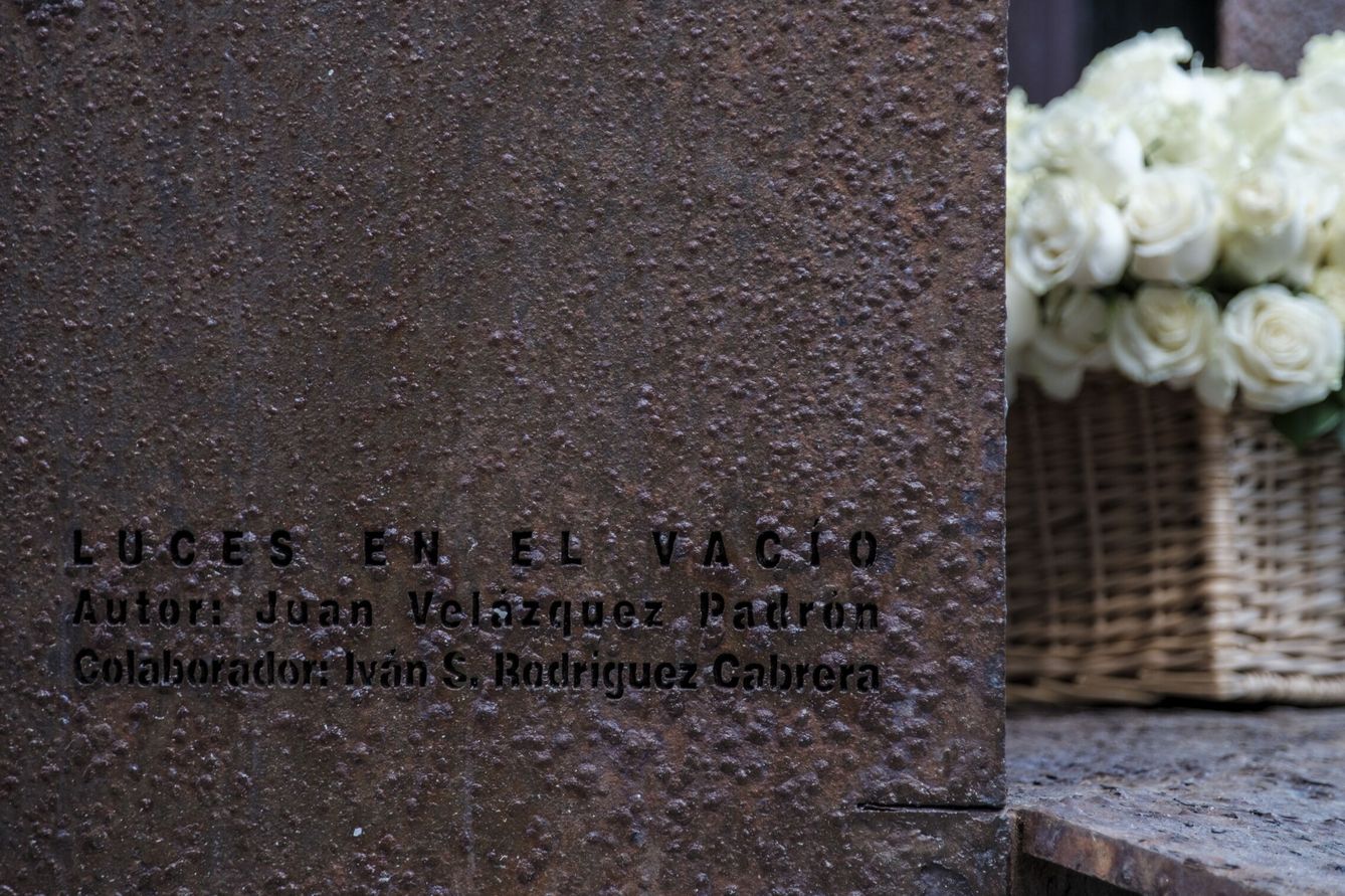 Monumento en recuerdo a las víctimas 'Luces en el vacío'. (EFE/Ángel Medina)