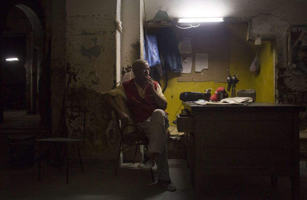 Alberto Verano, de 61 años, fuma en un garaje del centro de La Habana (Reuters).