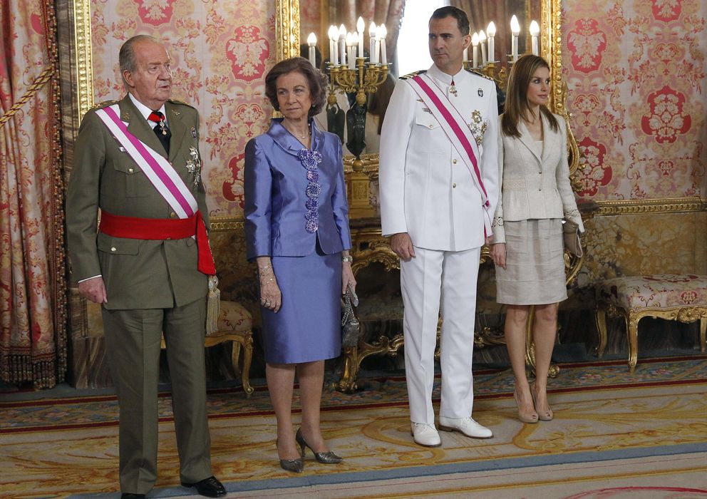 Foto: Los Reyes, acompañados de los Príncipes, en la recepción con motivo del Día de las Fuerzas Armadas. (EFE)