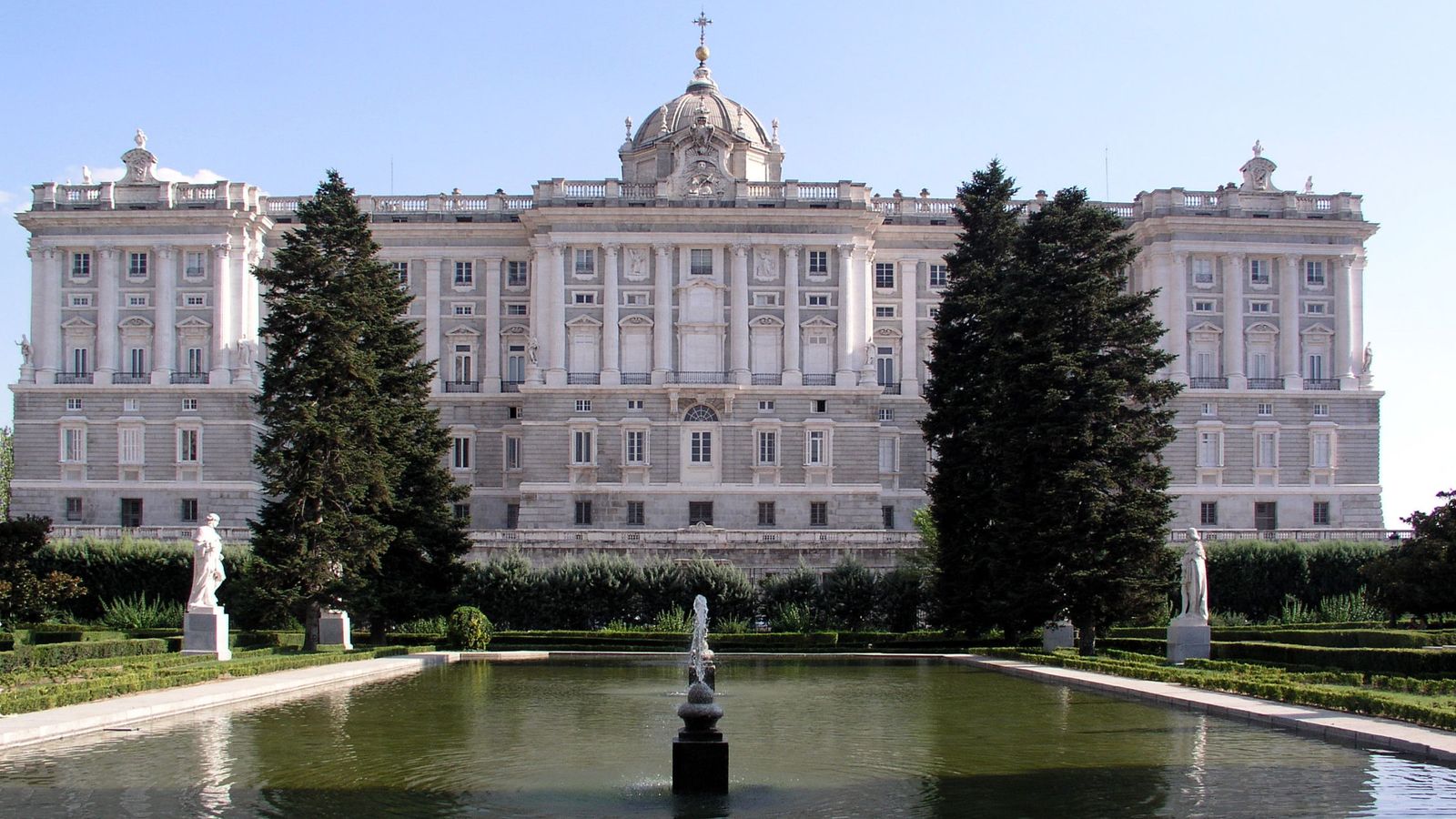 Foto: Fachada del palacio hacia los Jardines de Sabatini. (Wikipedia: Xauxa)