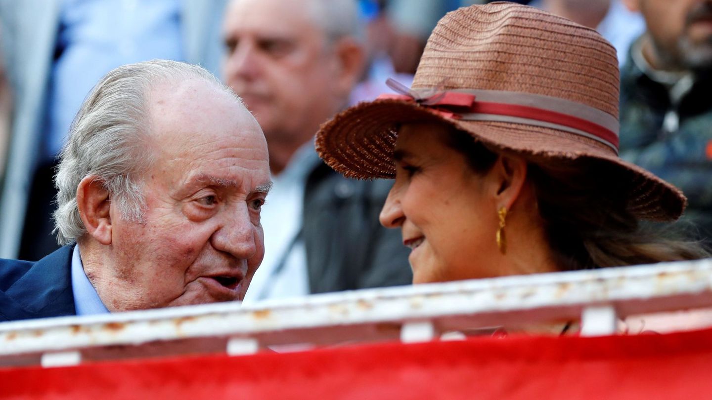 Confidencias entre el rey Juan Carlos y la infanta Elena. (EFE)