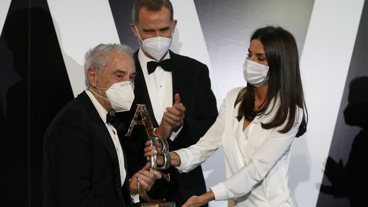El rey Felipe y la reina Letizia entregan al periodista José María Carrascal el Premio Luca de Tena. (EFE)