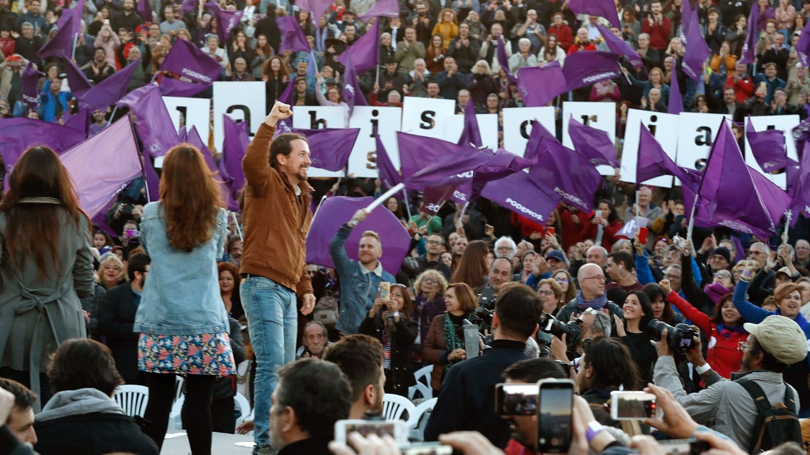Foto: El candidato de Unidas Podemos a la presidencia del Gobierno, Pablo Iglesias, saluda al inicio del acto de cierre de campaña celebrado en Madrid. (EFE)
