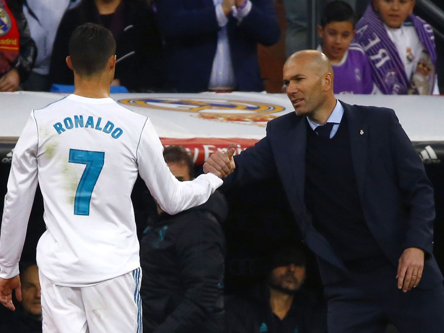 Zidane, a diferencia de Florentino, se ha manifestado a favor de la renovación de Cristiano. (EFE)