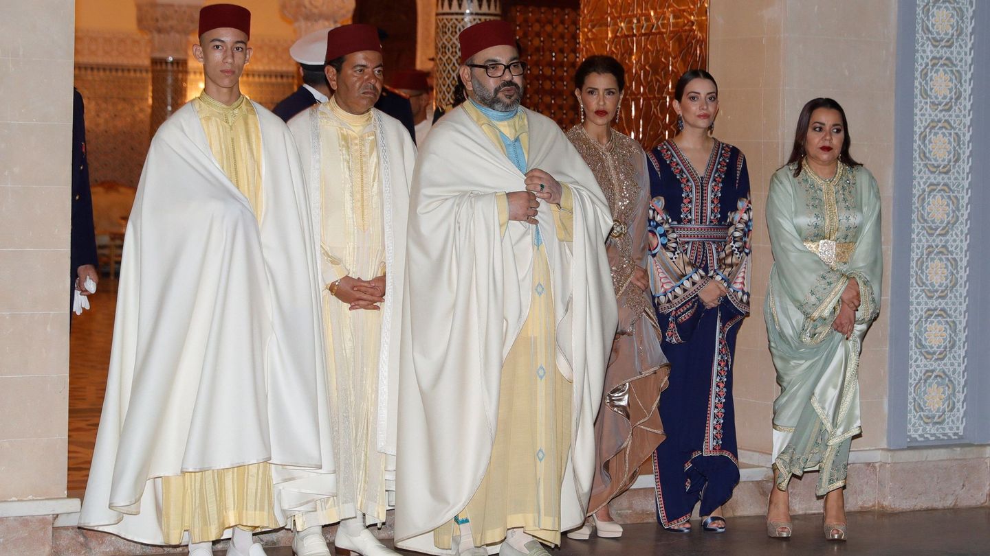El rey Mohamed VI de Marruecos, junto a su hijo, el príncipe heredero Moulay Hassan, y todos sus hermanos. (EFE)