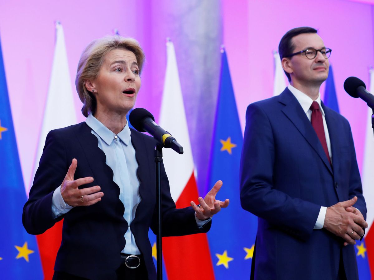 Foto: La líder de la Comisión Europea, Úrsula von der Leyen, junto al primer ministro polaco, Mateusz Morawiecki. (Reuters)