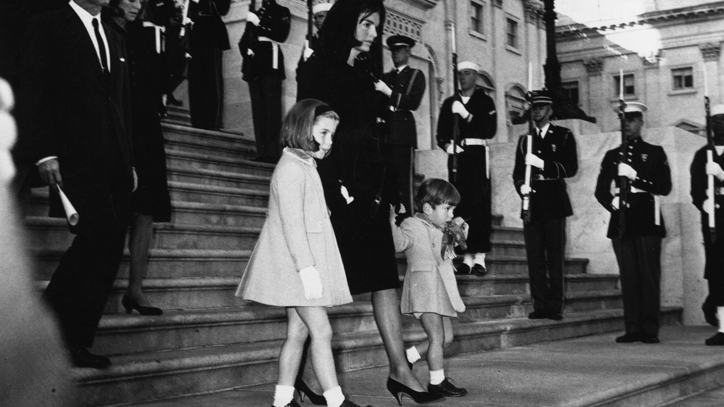 Jackie Kennedy con sus hijos Caroline y John John, en el funeral de JFK. (Getty)