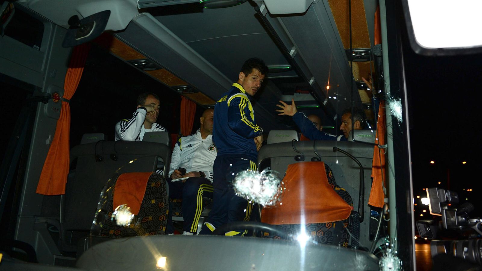 Foto: Los impactos de bala contra el autobús del Fenerbahçe.