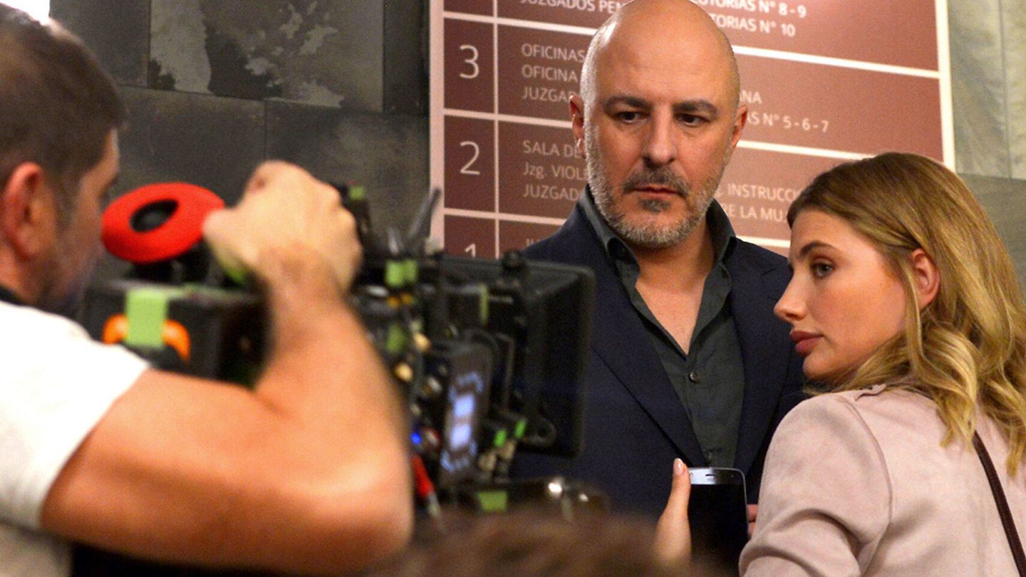 Roberto Álamo y Miriam Giovanelli durante el rodaje de 'Caronte'. (Mediaset España)