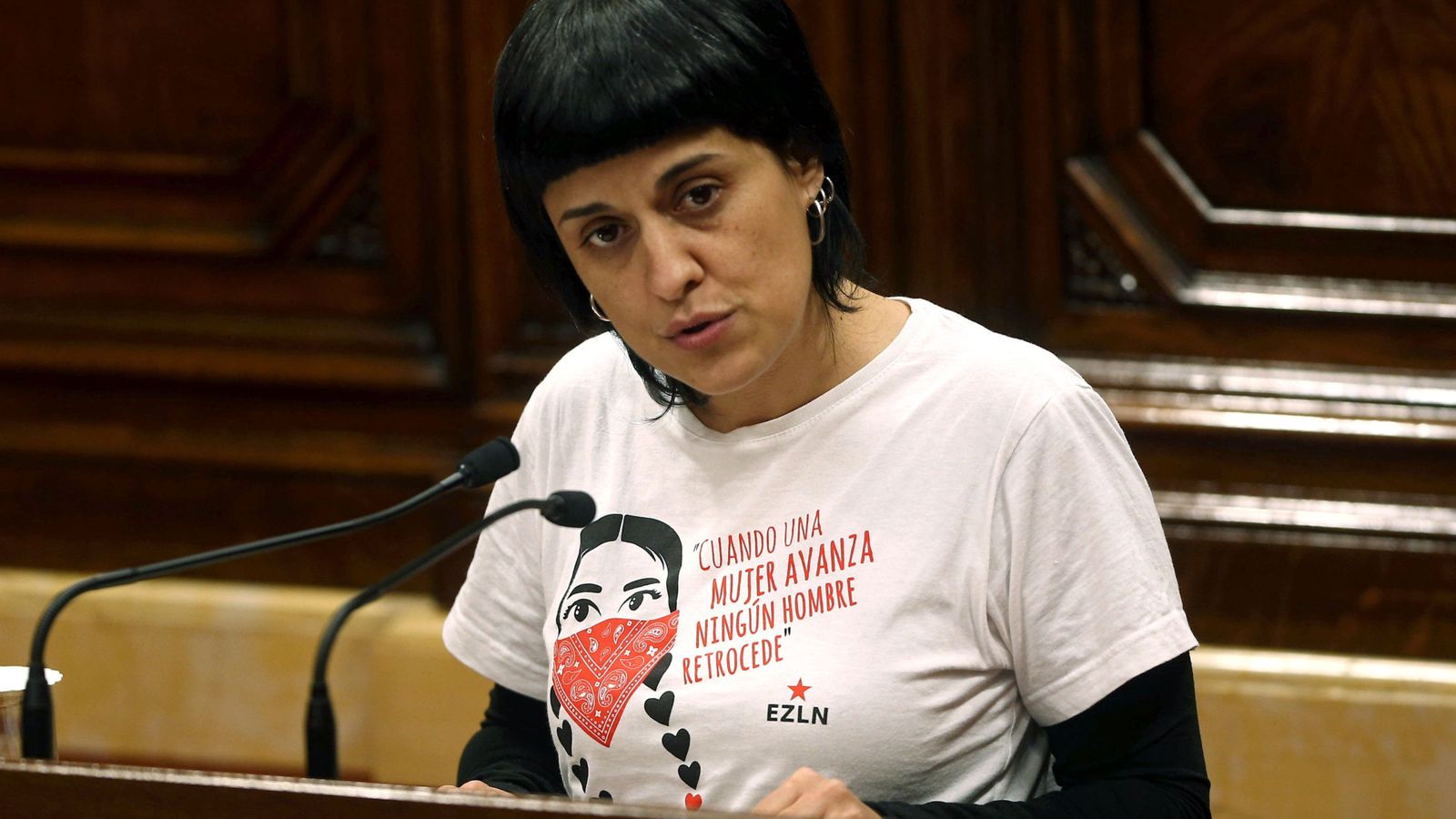 Foto: La diputada de la CUP Anna Gabriel, en una intervención en el Parlament de Cataluña. (EFE)