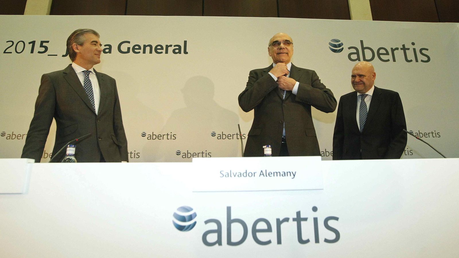 Foto: El presidente de Abertis, Salvador Alemany (c), acompañado del vicepresidente y consejero delegado, Francisco Reynés (i), y el director de Comunicación, Juan M. Fernández Puértolas (d), durante una rueda de prensa (EFE)